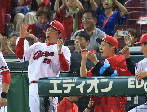 ＜広・巨＞勝利を喜ぶ栗林（左）と玉村 （撮影・西川祐介） ― スポニチ Sponichi Annex 野球