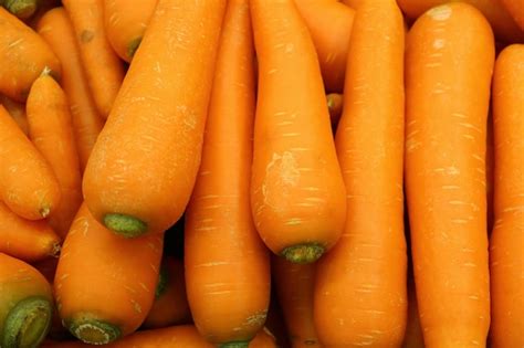 Pilha De Cenouras Frescas De Cor Laranja Vibrante Que Vendem No Mercado