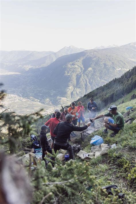 Herz Jesu Feuer in Dorf Tirol in Südtirol Der Brauch der Bergfeuer