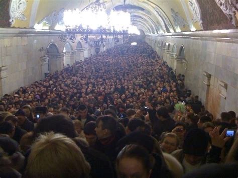 Создать мем "толпа в метро, давка в метро, толпа у чернышевской ...