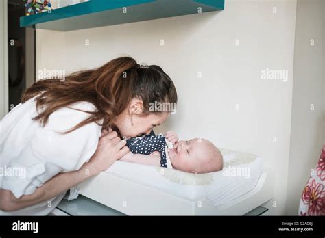 Fille Embrassant Sa M Re Banque De Photographies Et Dimages Haute