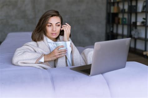 Mulher Jovem Em Casa No Sof No Inverno Debaixo De Um Cobertor