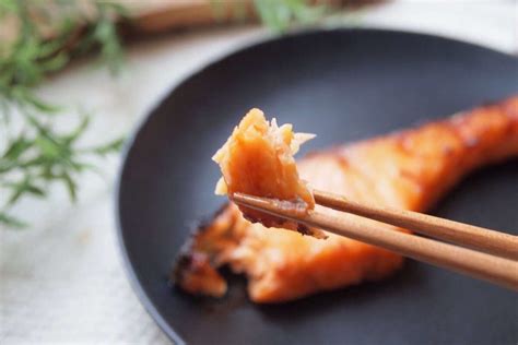 Zipで話題！蒸し焼きでふっくら？【“ギョーザ方式”の焼き鮭】試してみた「グリルで焼いた鮭」とも食べ比べも ヨムーノ