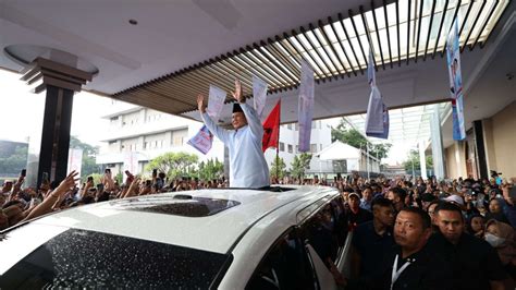 Foto Parade Perkusi Dan Tarian Sambut Kehadiran Prabowo Di Bandung