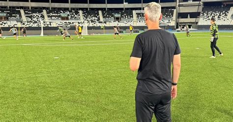 Ap S Vit Ria Do Botafogo Tiago Nunes Comanda Treino No Nilton Santos