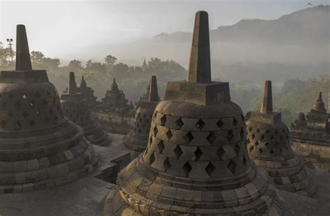 Destinasi Wisata Sejarah Di Indonesia Dari Candi Sampai Istana