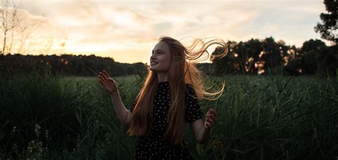 Wallpaper Sunlight Women Outdoors Redhead Grass Smiling Emotion