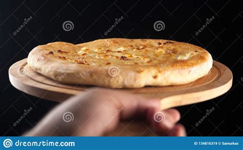 Khachapuri Tradicional Georgiano De La Comida En El Plato De Madera En