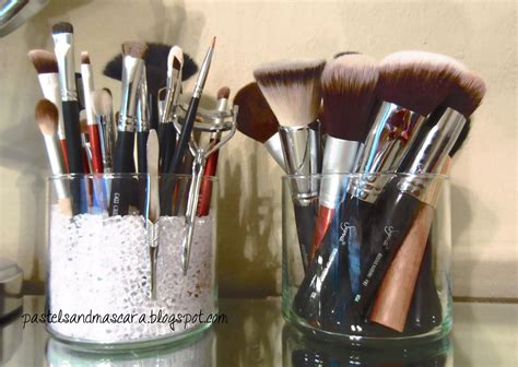 Mallory Blogs: diy: makeup brush holder