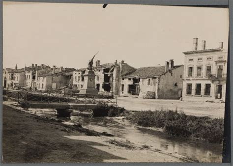 Fresnes En Woevre Meuse Le Village En Ruines La Statue Seule N A Pas