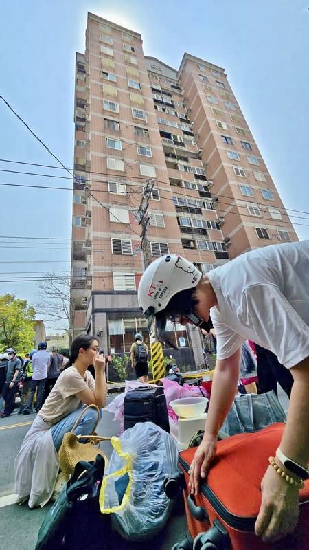 花蓮吉安山海觀大樓住戶返家取物（1） 圖