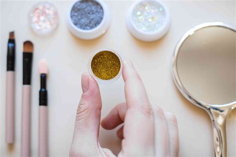 5 Natural Eyeshadow Recipes You Can Make at Home