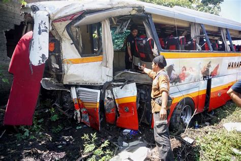 Foto Fakta Bus Harapan Jaya Ditabrak Kereta Api Diduga Kelalain