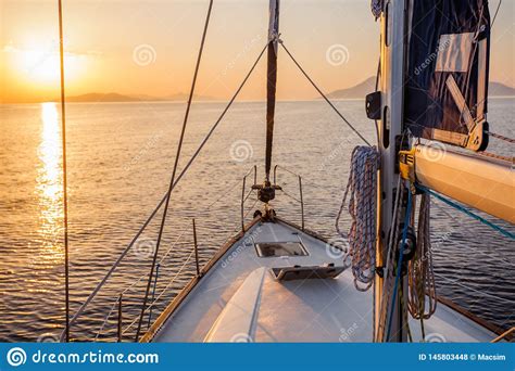 Barco De Navegaci N En El Mar Durante Puesta Del Sol Impresionante Foto