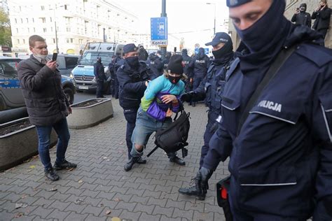 Warszawa Protest Przed S Dem Zatrzymany Latek Noc Sp Dzi Na