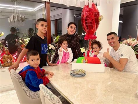 Cristiano Ronaldo festeja os 36 anos em família e reflete sobre