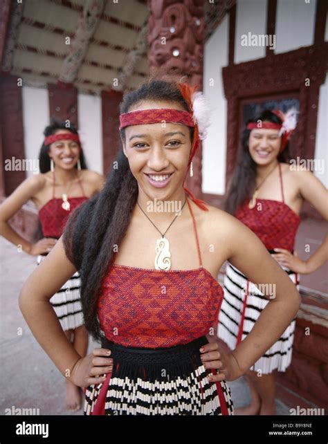 Traditional maori clothes hi-res stock photography and images - Alamy