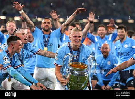 Erling Haaland Von Manchester City Mit Der Troph E Der Uefa Champions