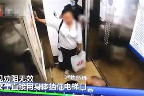 湖北宜昌一女子与邻居争抢并怒霸电梯 其行为引来网友的一片叫好杨女士