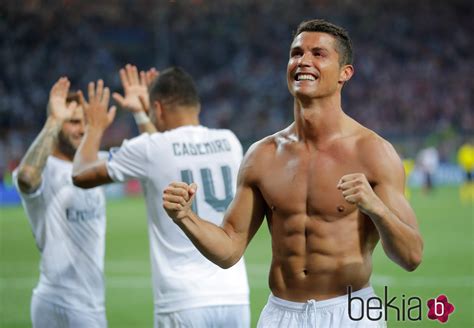 Cristiano Ronaldo Celebra La Victoria Del Real Madrid En La Final De La