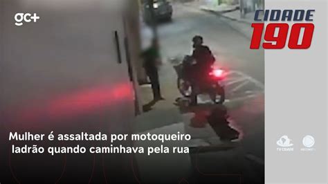 Mulher é assaltada por motoqueiro ladrão quando caminhava pela rua