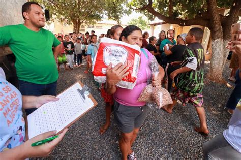 Fam Lias Pobres Da Empobrecida Comunidade Planltina Recebendo Um Pacote