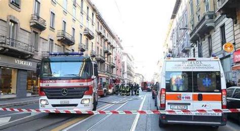 Fiamme In Un Palazzo Di Via Vitruvio Paura E Decine Di Evacuati Foto