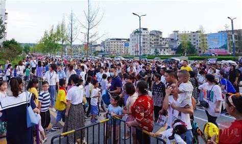 开学第二天 千人排队接孩子放学 一年级新生称“没见过这样的阵仗”重要信息转载新闻中心四川省情网