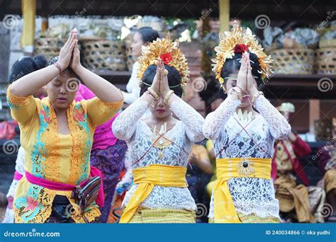 Balinese Hindus At Pura Ulun Danu Beratan Temple In Bali Indonesia