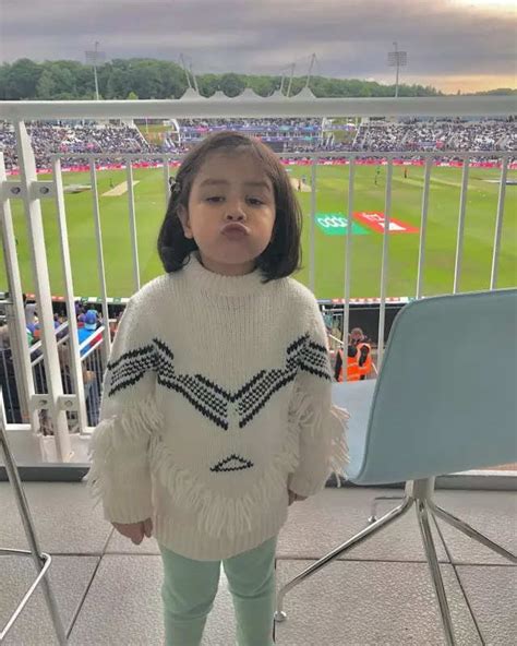 Ipl Ziva Dhoni S Epic Reaction Post Ms Dhoni S Winning Six In Csk