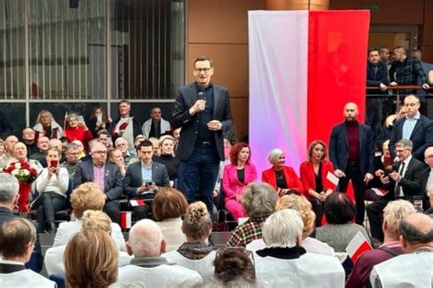 Morawiecki obiecał wsparcie kobiecie która wstawiła się za księdzem