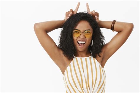 Portrait De Jeune Femme Afro Américaine Audacieuse énergisée Et Confiante Dans Des Lunettes De