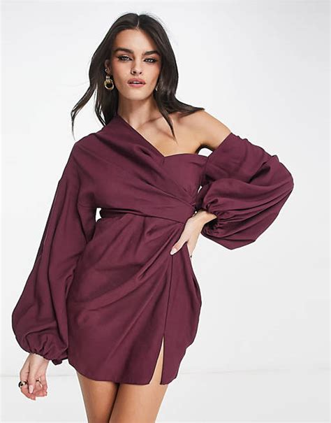 Asos Design Drapiertes Schulterfreies Minikleid In Weinrot Mit