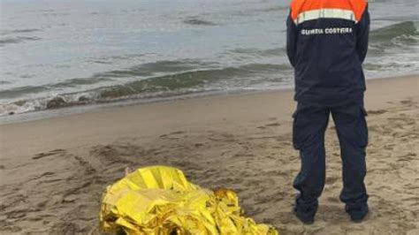 Cadavere Di Una Donna Sulla Spiaggia Di Fiumicino Disposta Lautopsia