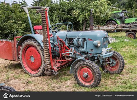 Viejo Tractor Campo Fotograf A De Stock Panthermediaseller