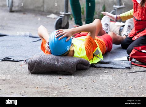 Primeros Auxilios Después De Accidente Laboral El Trabajador Lesionado En Un Sitio De