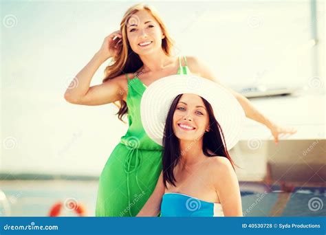 Filles Sur Le Bateau Ou Le Yacht Photo Stock Image Du Robes Réception 40530728