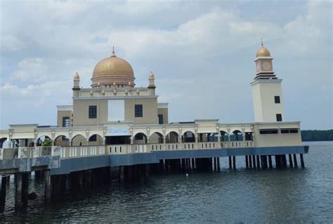 Keindahan Masjid Terapung Di Bontang Yang Bentuknya Seperti Kapal