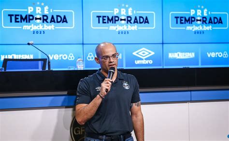 Paulo Caleffi cobra dedicação do elenco do Grêmio em 2023