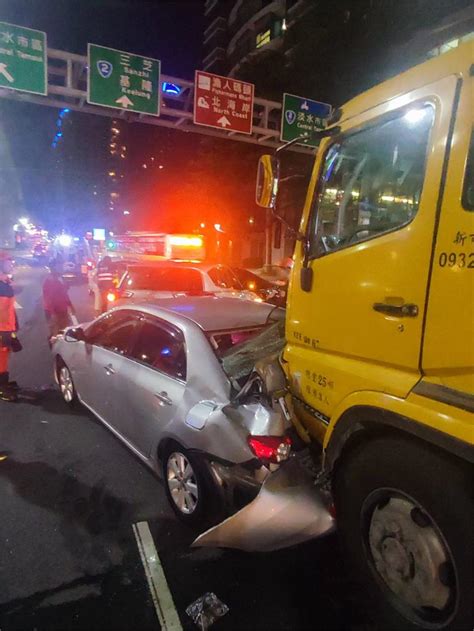 淡水嚴重車禍！水泥預拌車駕駛疑恍神 追撞前方4車