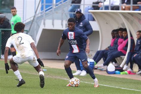 J L Serif Nhaga Dans Le Groupe Du Psg Face Angers Les Titis Du Psg