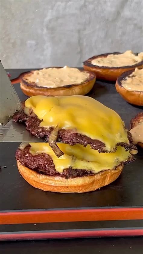 Smash Burgers With Bone Marrow 🔥🍔 [vídeo] Em 2024 Receitas Culinárias