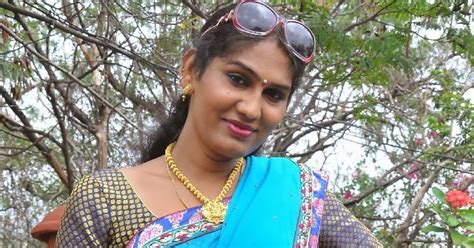 Shyamala Hot Navel Show South Indian Navels