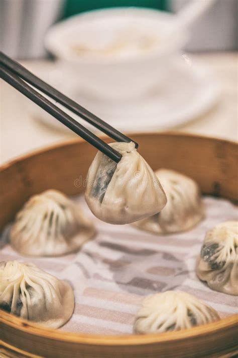 Sopa Bola De Masa Hervida Comida China Cerdo Cuchara Foto De