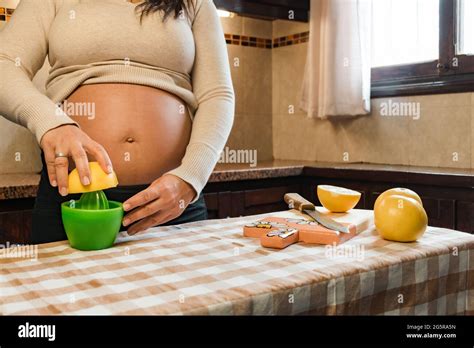 Femme latina enceinte Banque de photographies et dimages à haute résolution Alamy