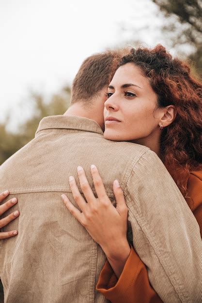 Femme Rousse étreignant Son Petit Ami Photo Gratuite