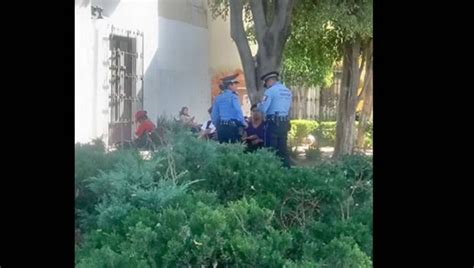 Policía turística de Puebla discrimina a pareja gay por tomarse la mano en un parque