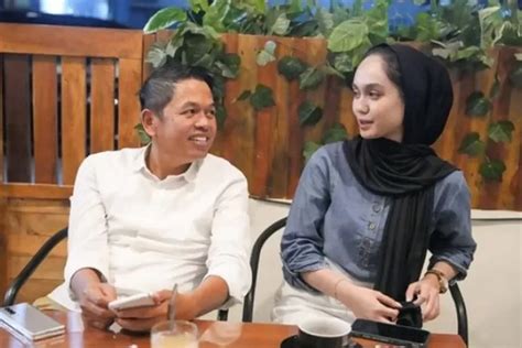 Resmi Berstatus Duda Dedi Mulyadi Kini Pamer Foto Bersama Wanita