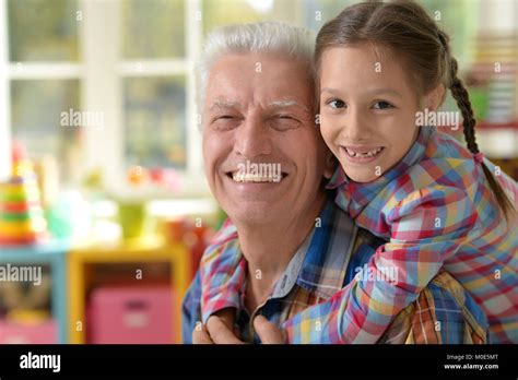 Grand père et sa petite fille lit Banque de photographies et dimages à