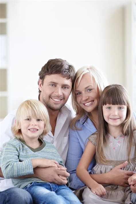 Jeune Famille Avec Deux Enfants Photo Stock Image Du Maison Exprimer